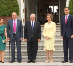 Sus Majestades los Reyes acompañados por Su Alteza Real el Príncipe de Asturias junto al Presidente de la República de Panamá y a su esposa